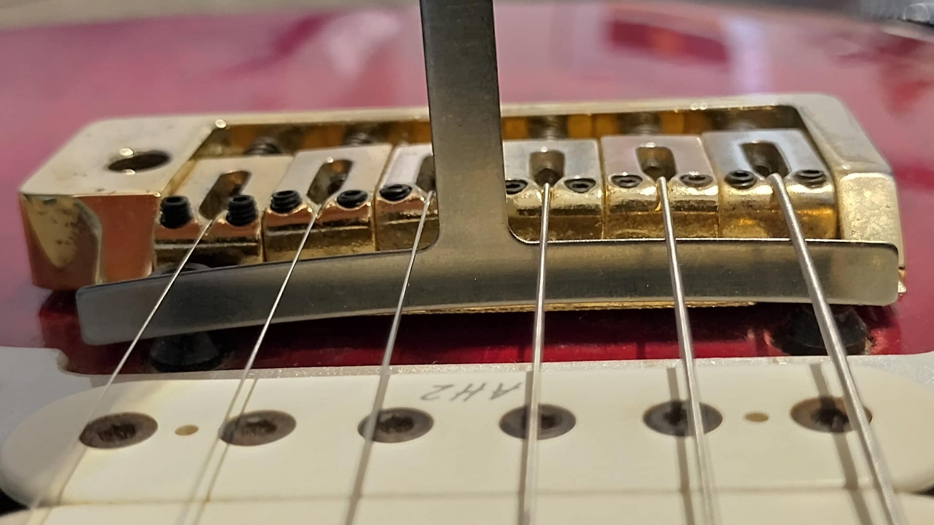 Action perfetta sulla chitarra: il video metodo corretto basato su radius e misure reali